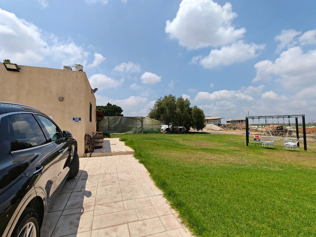 סביבה ירוקה ומרגיעה מחוץ למרפאה, כולל נדנדות והמתנה נעימה